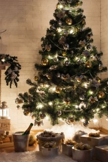 Weihnachtskamin aus dem Kasten mit einem Ziegelstein heraus