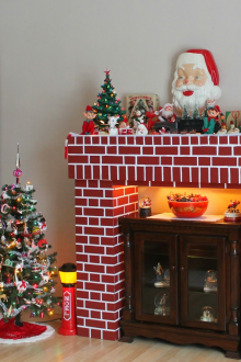 Weihnachtskamin aus dem Kasten unter einem Ziegelstein heraus