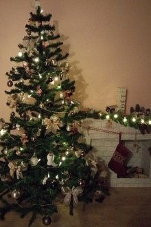 Weihnachtskamin aus dem Kasten und der Tapete heraus