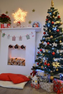 Kamin des neuen Jahres aus der Kastenwand heraus