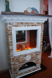 Weihnachtskamin aus der Box im russischen Stil