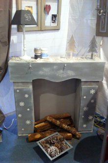 Weihnachtskamin aus dem Kastengrau heraus