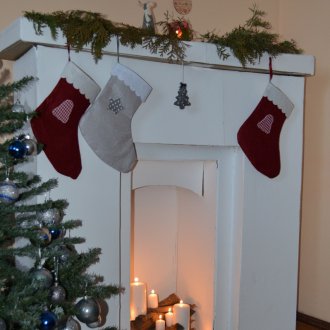 Weihnachtskamin aus dem Kasten mit Kerzen heraus