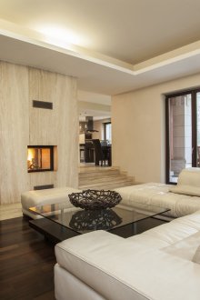 Просторен хол с камина в бежови тонове