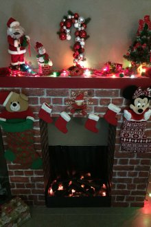 Weihnachtskamin aus dem Kasten mit Dekoration heraus