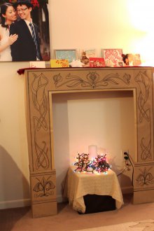 Weihnachtskamin aus dem Kasten mit einem Muster heraus