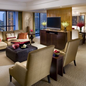 Комбинирана всекидневна и трапезария в бежови тонове