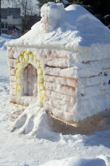 Снежна пързалка с къща