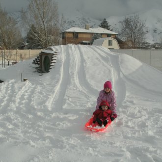 Снежна пързалка в двора