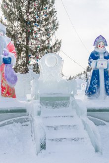 Снежна пързалка с фигури