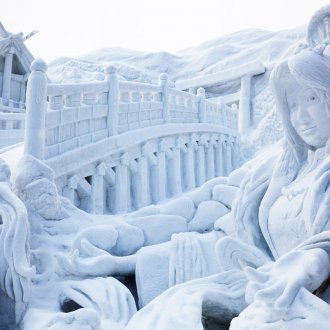 Красива снежна пързалка