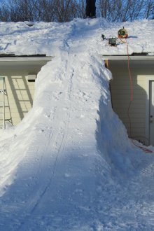 Снежна пързалка от покрива