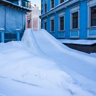 Снежната пързалка е равна