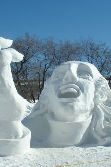 Снежна пързалка със скулптура