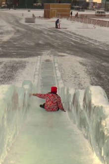 Снежна пързалка по склона на лед