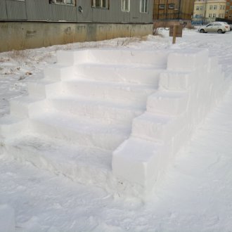 Снежна пързалка със стъпки