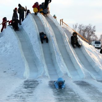 Снежна пързалка високо
