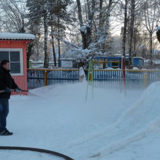 Запълване на снежното пързалка