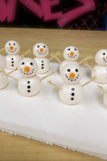 Снежен човек, направен от топки