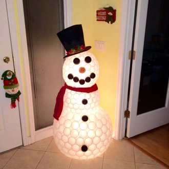 Снежен човек, изработен от пластмасови чаши