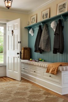 Зелена закачалка и бежов тапет в коридора