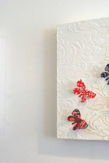 Платове с мазилка и пеперуди за декориране на стените на коридора