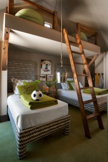 Tangga kayu pepejal di tapak semaian