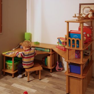 Meja sudut kayu pepejal di tapak semaian