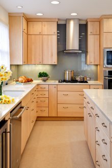 Дървена кухня с ванилов цвят