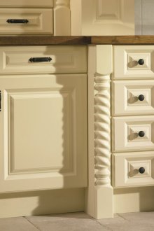 Кухня с ванилов цвят