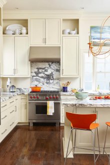 Кухня с ванилов цвят със шкафчета