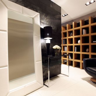 Естествен камък по стените на коридора