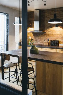 Дървена кухня под тухла