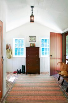 Коридор в къщата в бели цветове