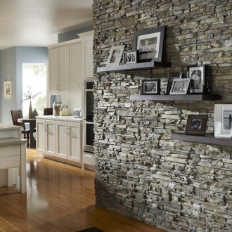 Стенна декорация на коридора с естествен камък
