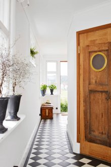 Бели стени в коридора