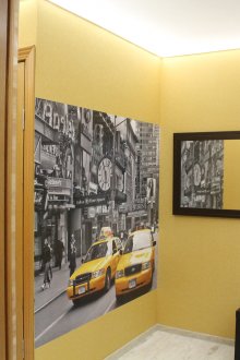 Жълт тапет в коридора