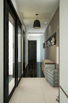 Сив тапет по стените на коридора