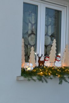 Декорация на прозорци с дървени фигури за новата година