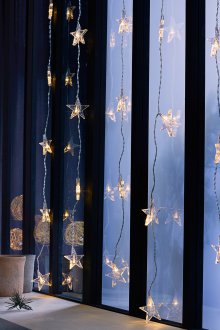 Декорация на прозорци с гирлянд за новата година