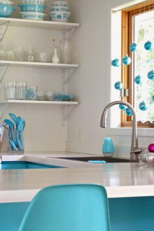 Декориране на прозорци със сини топки за новата година