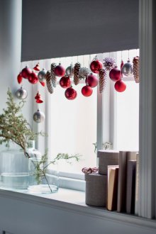 Декорация на прозорци с играчки за новата година