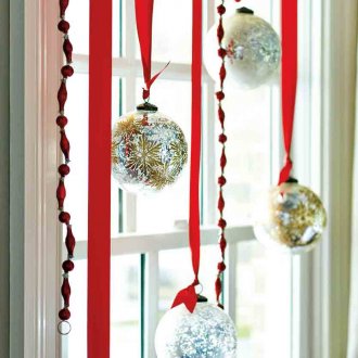 Декориране на прозорци с панделки за новата година