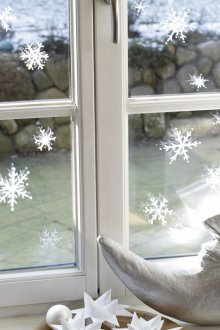 Декорация на прозорци за новата година със снежинки