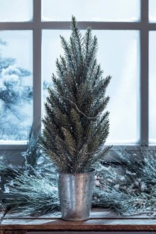 Декориране на прозорци за новата година с клони