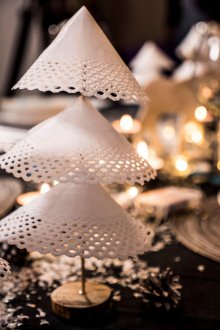 Коледна украса от бяла хартия