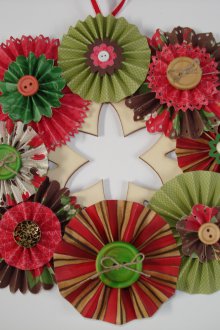 Новогодишен венец от гофрирана хартия