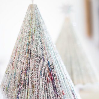 Коледно дърво, изработено от листове за книги