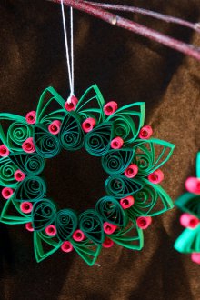 Новогодишни декорации, изработени от квилинг от хартия