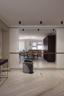 Светлосив тапет в коридора